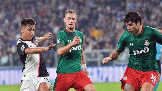 Juventus' Paulo Dybala, left, controls the ball during the UEFA Champions League group D soccer match against Lokomotiv Moscow at the Allianz Stadium in Turin, Italy, Tuesday, Oct. 22, 2019. (Andrea Di Marco/ANSA via AP)