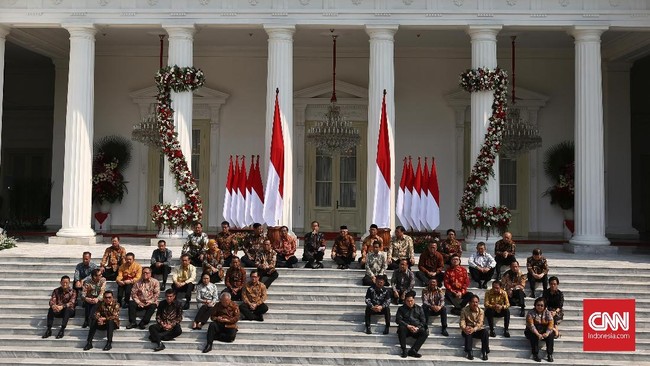 Keputusan Presiden Jokowi menempatkan politisi sebagai menteri di sejumlah bidang strategis berisiko menghambat perekonomian dan investasi.