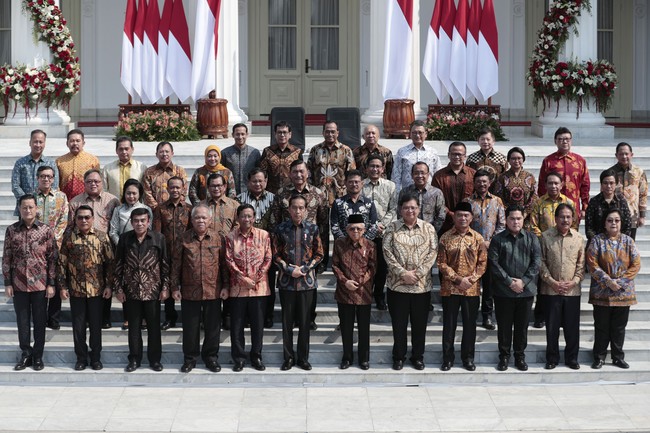 Dandhy Laksono menyebut Indonesia memasuki Orde Oligarki, Haris Azhar tidak kaget karena menilai Jokowi dan Prabowo sama-sama suka membohongi pendukungnya.