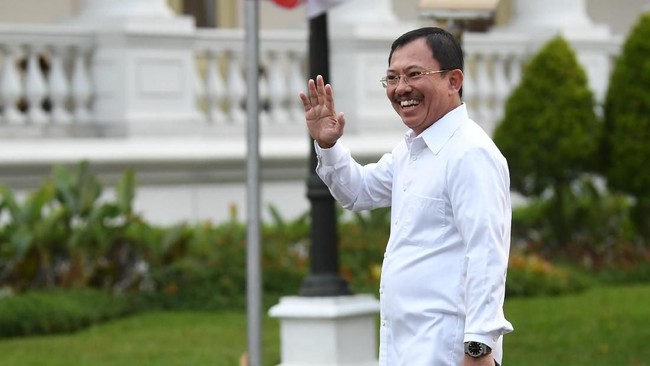 Presiden Jokowi meminta Menteri Kesehatan Terawan Agus Putranto untuk membantu menyelesaikan masalah defisit yang melilit BPJS Kesehatan.