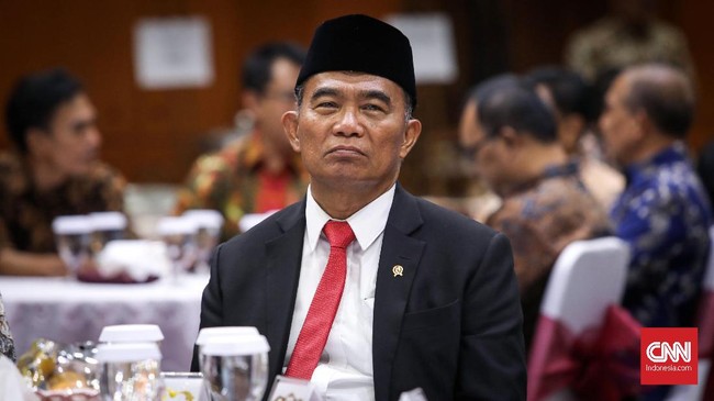 Mantan Menteri Pendidikan Muhadjir Effendy mengaku tak masalah dengan kebijakan Mendikbud Nadiem Makarim menghapus UN per 2021 mendatang.