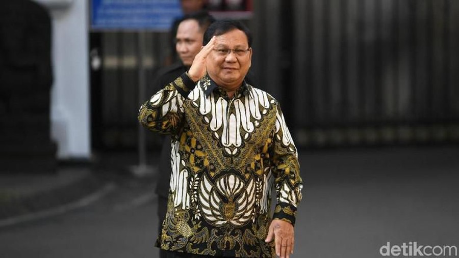 Jokowi resmi melantik Prabowo Subianto sebagai Menteri Pertahanan.