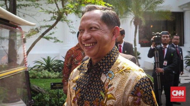 Tito Karnavian resmi menjabat Mendagri menggantikan Tjahjo Kumolo dan langsung mengumpulkan sejumlah persoalan dalam negeri sesuai arahan Presiden Jokowi.