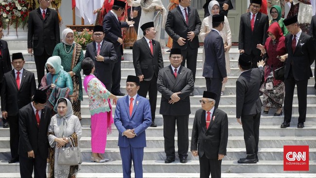 Jokowi mengancam bakal mengganti menterinya yang maju sebagai caleg di Pemilu 2024 jika menggangu kinerja keseharian.