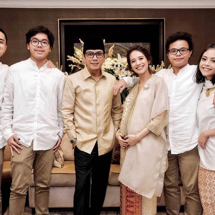<p>Meski tengah hamil besar, Gista Putri terlihat setia mendampingi sang suami Wishnutama saat pelantikan Kabinet Indonesia Maju. (Foto: Instagram @wishnutama)</p>