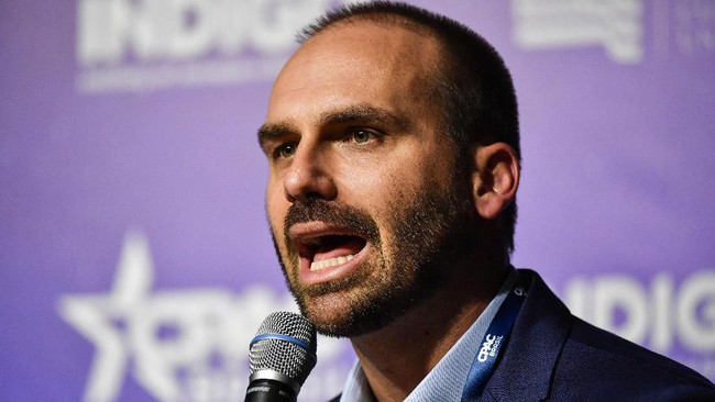 Anak Presiden Brasil Jair Bolsonaro, Eduardo Bolsonaro, menyatakan mengundurkan diri dari pencalonan sebagai duta besar untuk Amerika Serikat.