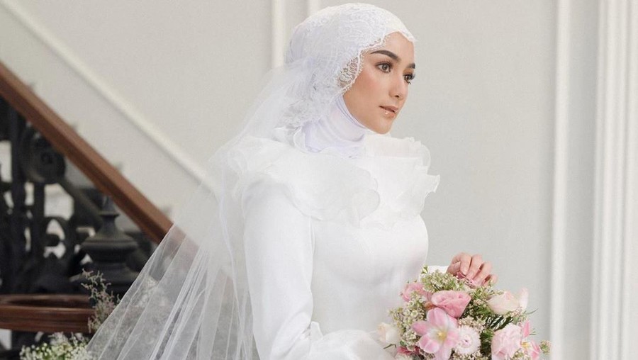 Gelar Acara Siraman, Tangis Citra Kirana Pecah Saat Minta Restu Citra Kirana tak kuasa menahan tangis saat meminta restu kepada ayah dan ibunya di acara pengajian dan siraman yang digelar hari ini.
