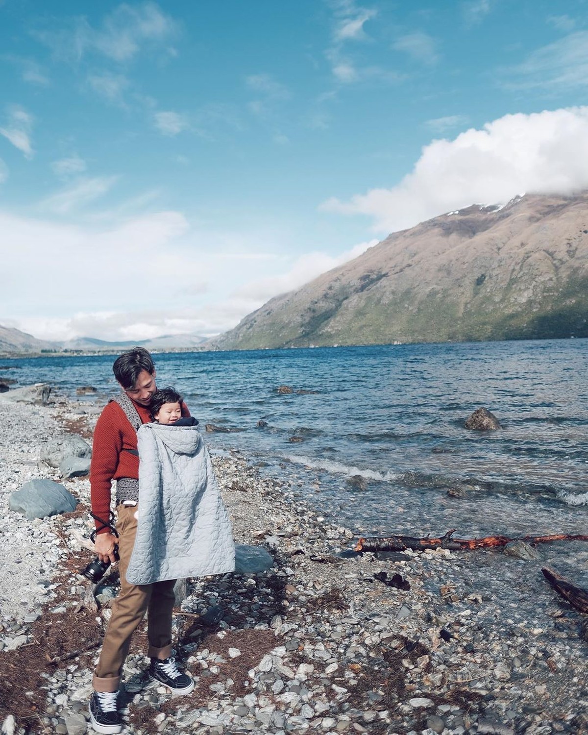 Intip keseruan Tarra Budiman dengan keluarga kecilnya saat menikmati pemandangan di Selandia Baru menggunakan mobil Campervan&period;