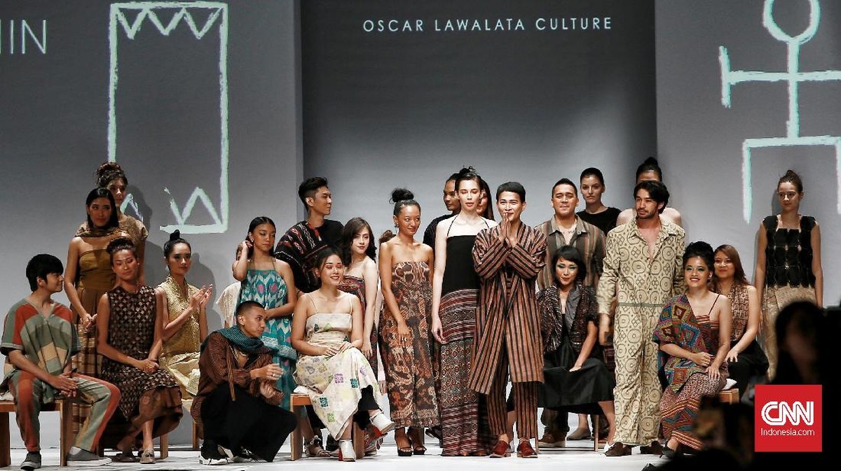 FOTO: Pesan 'Cinta' Oscar Lawalata dan Chitra Subyakto