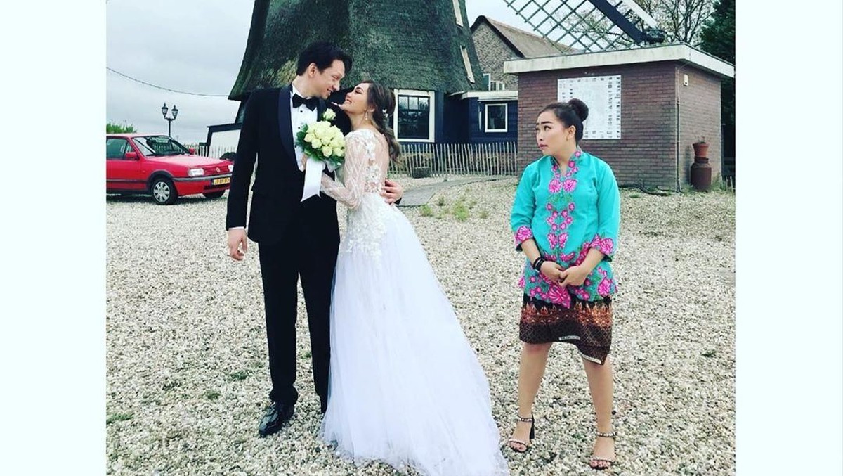 Rina Nose resmi melepas status jandanya&period; Ia dipinang sang kekasih&comma; Josscy&comma; pada Selasa &lpar;22&sol;10&rpar; di Belanda&period; Seperti apa potret bahagia Rina dan Josscy&quest;