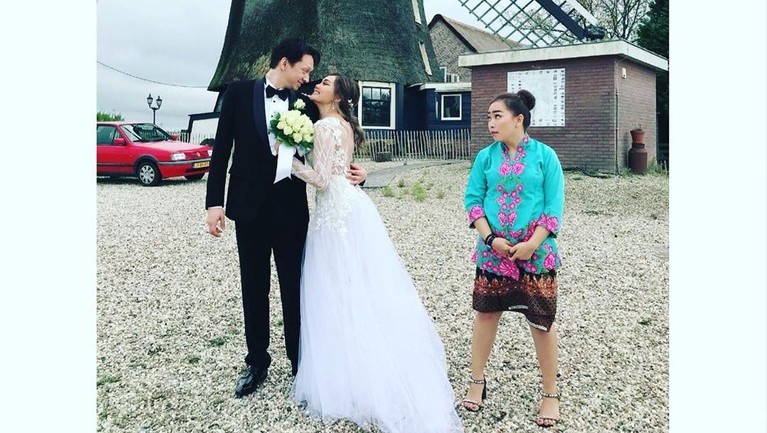 6 Potret Pernikahan Rina Nose dan Josscy di Belanda Rina Nose resmi melepas status jandanya. Ia dipinang sang kekasih, Josscy, pada Selasa (22/10) di Belanda. Seperti apa potret bahagia Rina dan Josscy?