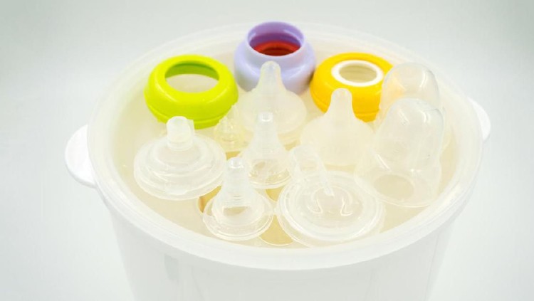 Untuk mensterilkan botol susu bayi, biasanya apa yang Bunda lakukan? Merebusnya atau memakai sterilizer?