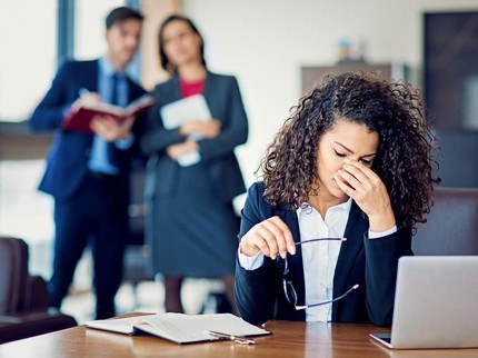 Konflik dengan Teman Kantor Bikin Aku Sering Menangis Tanpa Sebab