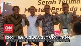 VIDEO: Kado Tuan Rumah Piala Dunia Untuk Menpora Baru