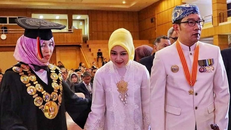 Selain Istri Nadiem, 6 Istri Pejabat Cantik dengan Kebaya Putih Bukan hanya istri Nadiem Makarim, Franka Franklin, enam istri pejabat ini juga tampil cantik dengan balutan kebaya putih. Ada siapa saja?