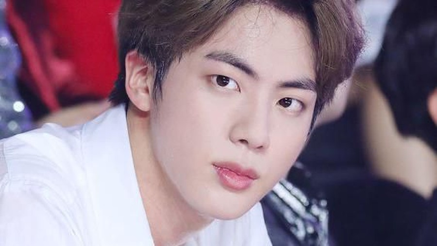 Jin BTS memang dikenal memiliki pribadi yang periang dan sopan. 