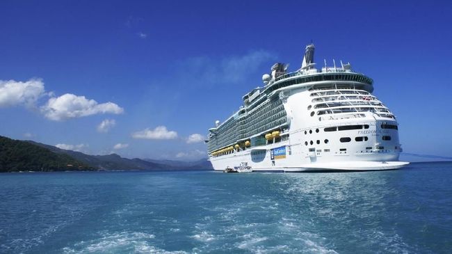 Kapal pesiar Explore of the Seas milik Royal Caribbean seberat 137 ribu ton itu miring 45 derajat saat berlayar di lepas pantai Afrika.