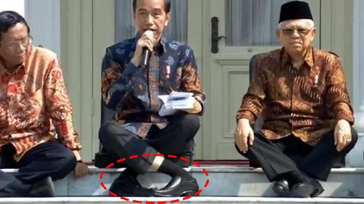 Tak semua orang bisa melakukan posisi duduk Jokowi, bahkan instruktur yoga pun dibuat kagum.