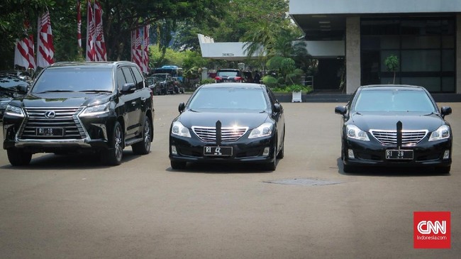 Kementerian Keuangan Rionald Silaban memastikan penggantian kendaraan dinas ke mobil listrik akan dilakukan secara bertahap bergantung usia kendaraan.