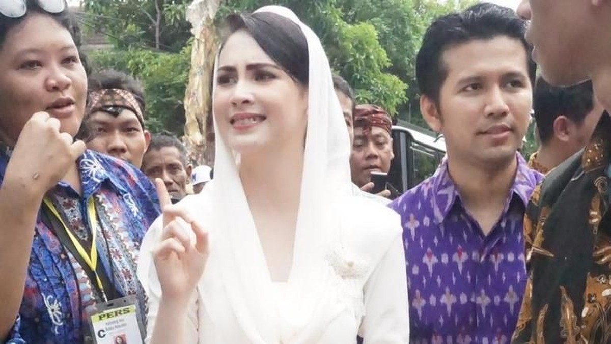 Bukan hanya istri Nadiem Makarim&comma; Franka Franklin&comma; enam istri pejabat ini juga tampil cantik dengan balutan kebaya putih&period; Ada siapa saja&quest;