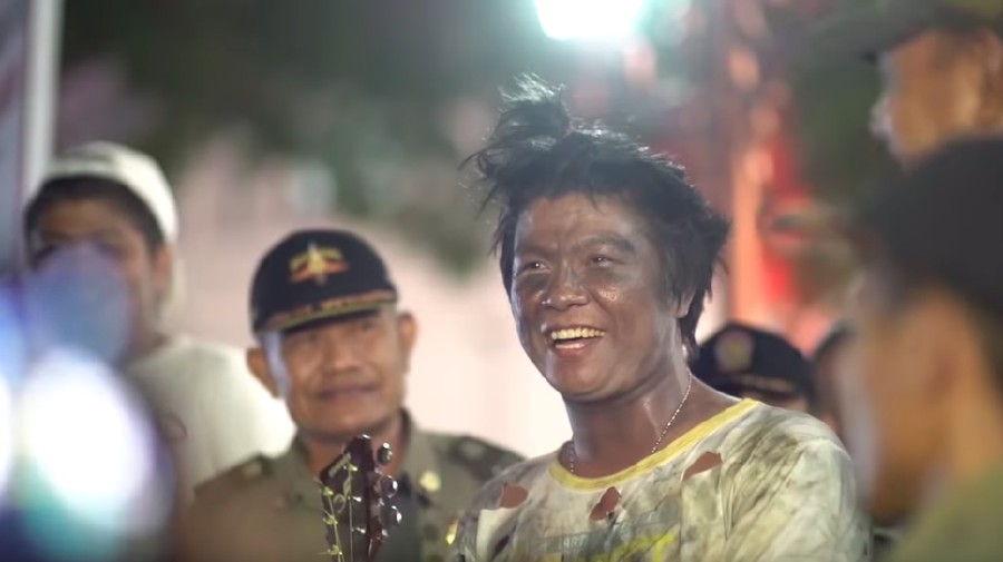 Andika 'Babang Tamvan' Ditangkap Satpol PP, Netizen: Totalitas Mantap Andika Mahesa membuat sebuah prank menyamar menjai seorang gembel hingga ditangkap Satpol PP.