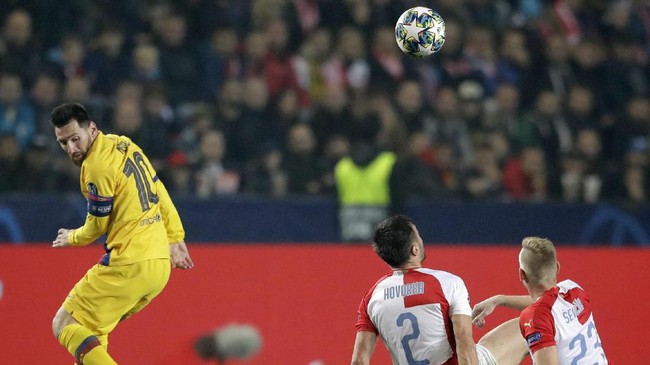 FOTO: Gol Bunuh Diri Bantu Barcelona Menang di Liga Champions