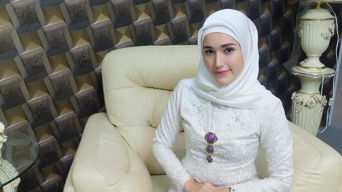 Bukan hanya istri Nadiem Makarim&comma; Franka Franklin&comma; enam istri pejabat ini juga tampil cantik dengan balutan kebaya putih&period; Ada siapa saja&quest;