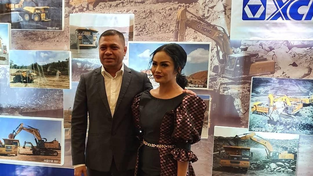 Krisdayanti kembali diisukan berselingkuh lewat unggahan milik Raul Lemos&comma; benarkah hal tersebut&quest; Intip potret mesra Krisdayanti dan Raul Lemos