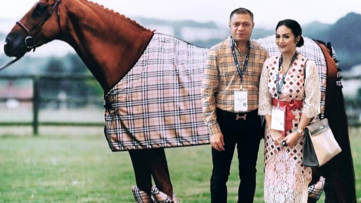 Krisdayanti kembali diisukan berselingkuh lewat unggahan milik Raul Lemos&comma; benarkah hal tersebut&quest; Intip potret mesra Krisdayanti dan Raul Lemos