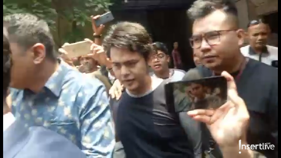 Para tersangka kasus ikan asin, yakni Galih Ginanjar, Rey Utami, dan Pablo Benua dipindahkan ke Kejaksaan Negeri Jakarta Selatan.