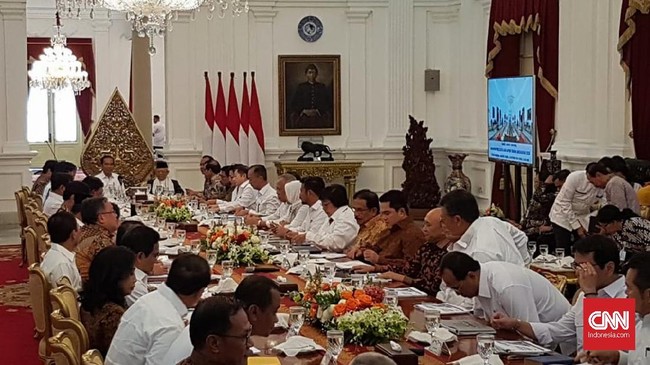 Jokowi dalam Sidang Kabinet Paripurna dengan kabinet barunya memerintahkan Mendagri Tito Karnavian membereskan peraturan daerah penghambat investasi.