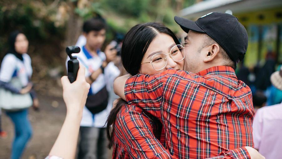 Kejutan Ruben Onsu untuk Sarwendah di ulang tahun pernikahan yang ke enam.