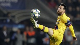 FOTO: Gol Bunuh Diri Bantu Barcelona Menang di Liga Champions