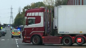 VIDEO: Inggris Tahan Sopir Pembawa Truk Berisi 39 Jasad