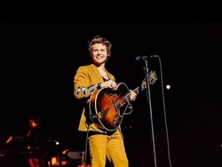 Harry Styles Jadi Sorotan usai Pakai Gaun di Sampul Majalah