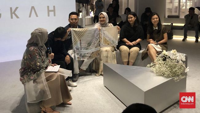 Desainer Ria Miranda berkolaborasi dengan kecerdasan buatan untuk membuat desain hijab dalam memperingati 10 tahun berkarya di industri mode.