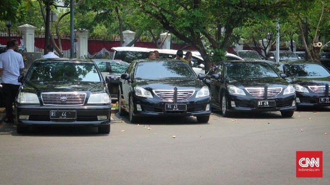 Kemenkeu menggelar tender pengadaan mobil baru untuk Istana Presiden senilai Rp8,35 miliar. Tender diikuti 36 pengusaha dan saat ini berstatus selesai.