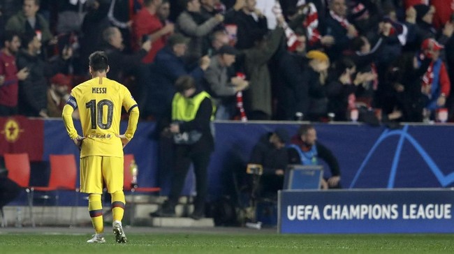 Lionel Messi terus menorehkan rekor bersama Barcelona. Kali ini ia menjadi pemain pertama yang mencetak gol di 15 musim Liga Champions.