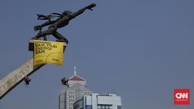 Lima Relawan Greenpeace Pemanjat Patung Pancoran Dibebaskan