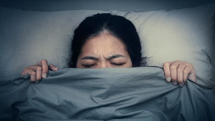 Bukan Mistis, Ini Penjelasan Medis Fenomena Tindihan Sleep paralysis atau ketindihan sering dikaitkan hal mistis. Simak penjelasan medisnya yuk, Bunda.