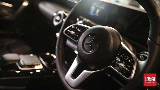 Pengemudi mobil Mercedes-Benz E300 yang melaju melawan arus di jalan Tol JORR menabrak dua kendaraan yakni Mobilio dan Innova.