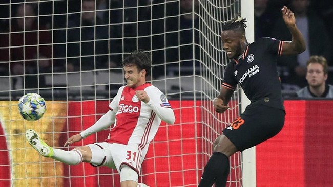 Kemenangan Chelsea atas Ajax Amsterdam di Liga Champions membuat meme lucu tentang Batman dan Captain America beredar luas.