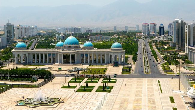 Yakin Nihil Corona, Warga Turkmenistan Gladi Resik Berdekatan Gladi resik Hari Kesehatan Dunia diikuti ribuan warga Turkmenistan dengan tidak menjaga jarak untuk menghindari penularan virus corona.