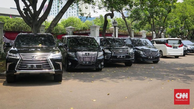 KLHK menyebut kecelakaan dialami mobil rombongan Pemda setempat. Mobil rombongan menteri yang ada di depan aman.