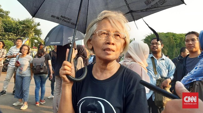 Setelah belasan tahun aksi Kamisan rutin digelar, ibu korban mahasiswa yang tewas dalam peristiwa Semanggi 1998, Maria Sumarsih, mengaku semakin dipersulit.
