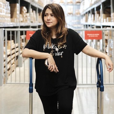 Wina Natalia Janji Setia Dampingi Anji Jalani Proses Hukum