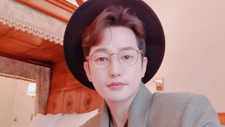 2. Park Shi Hoo 3 aktor pelaku pelecehan seksual ini harus rela didepak dari drama yangs edang dibintangi dan hingga menyebabkan karier mereka hancur.