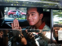 Ternyata, Gibran Suka Kirim-kirim Foto Blusukan ke Hasto-Puan