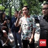 Putra Sulung Presiden RI Joko Widodo (Jokowi), Gibran Rakabuming didampingi sekjen Pdip Hasto usai mendatangi rumah Ketum PDIP Megawati Soekarnoputri, Jakarta Pusat, 24 Oktober 2019. CNN Indonesia/ Safir Makki