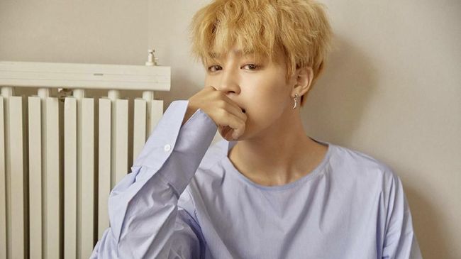 Pria Inggris bernama Oli London rela melakukan berkali-kali operasi plastik demi bisa mirip idolanya Jimin BTS.